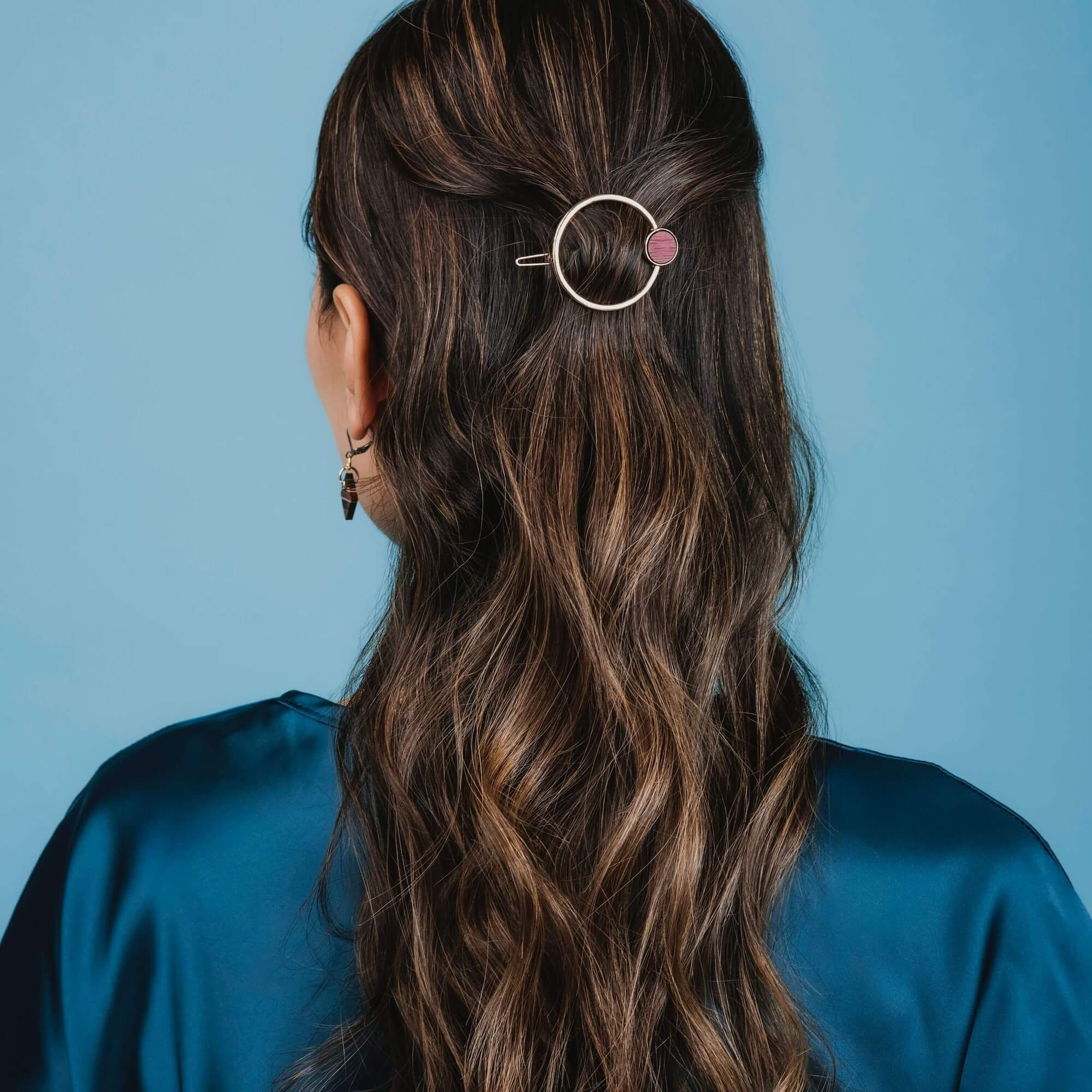 mini-barrettes dorées au design simple et minimaliste. Accessoires cheveux