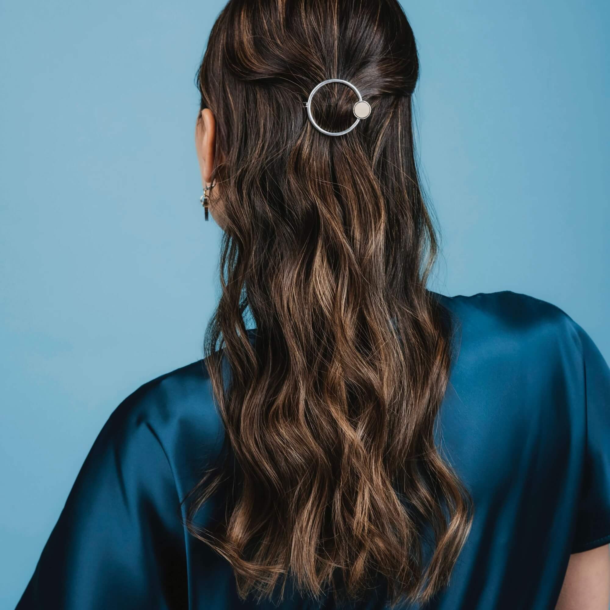 mini-barrettes dorées au design simple et minimaliste. Accessoires cheveux