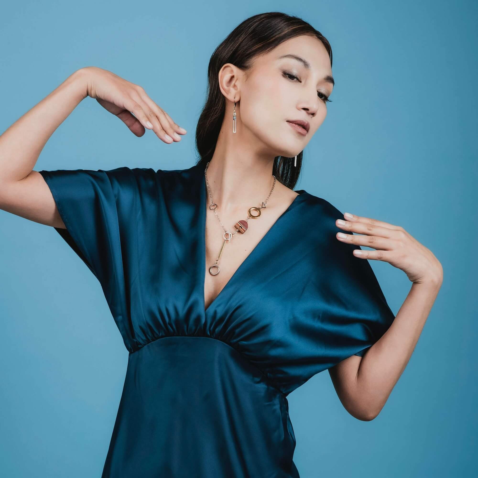 collier femme mi-long, bijoux en bois faits main au Québec