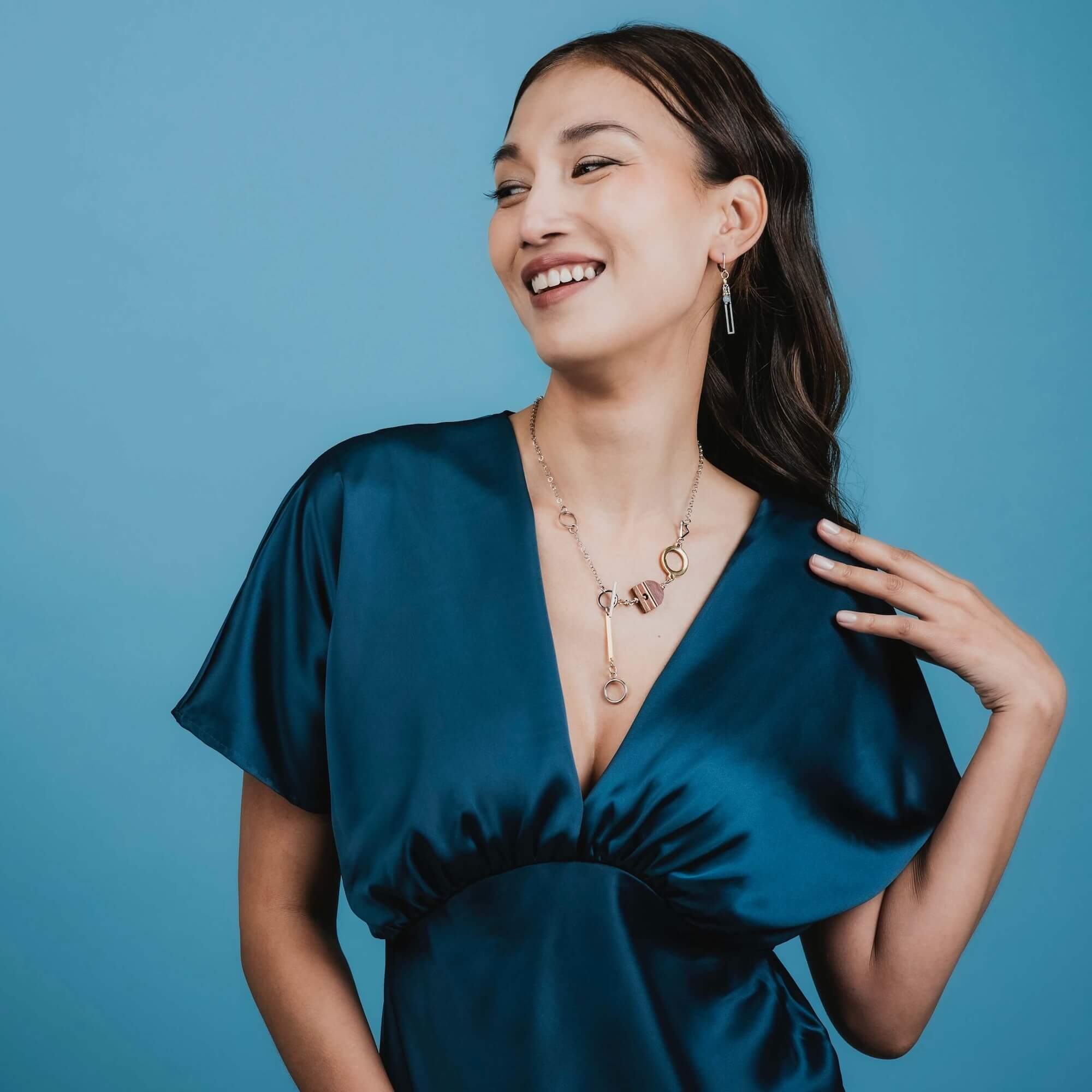 collier femme mi-long, bijoux en bois faits main au Québec