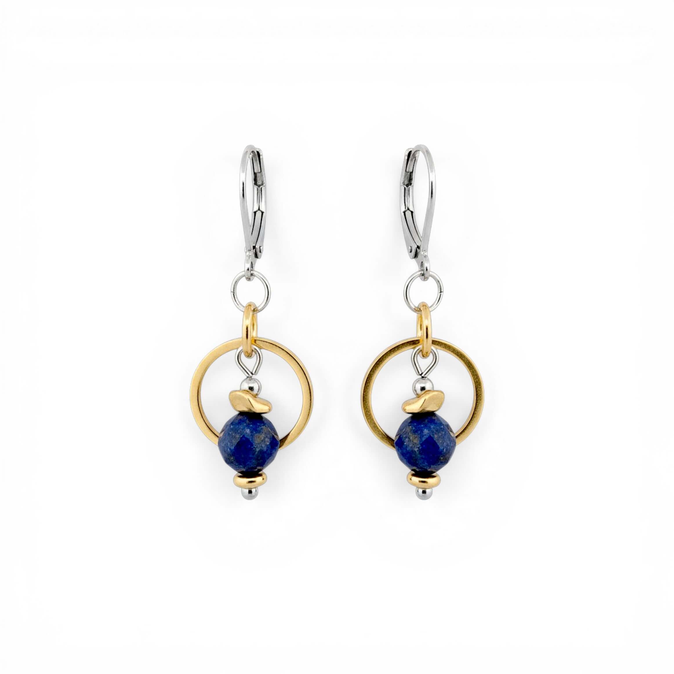 Femme portant des boucles d'oreilles pendantes avec agate bleue avec cercle doré, bijou artisanal fait main au Québec