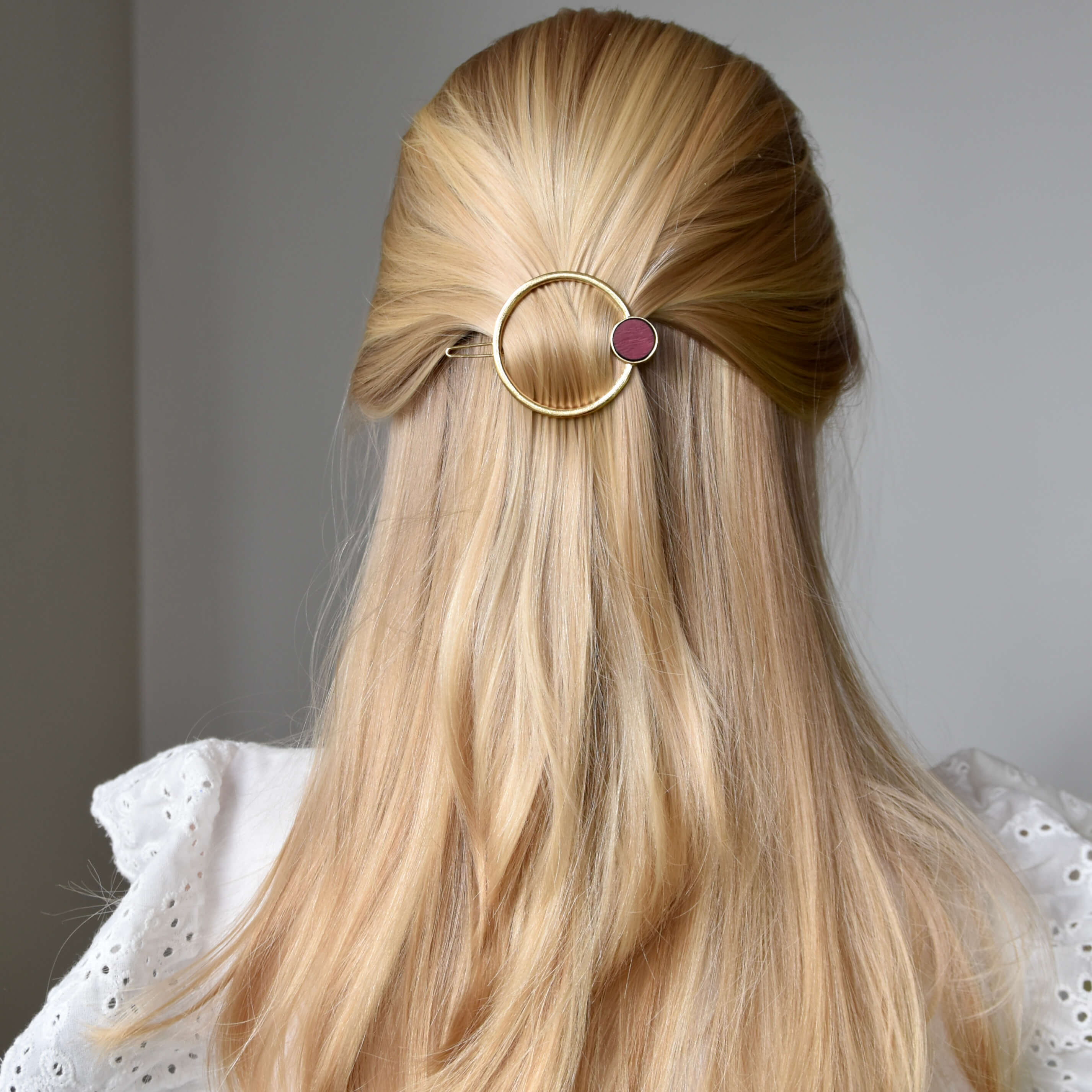 mini-barrettes dorées au design simple et minimaliste. Cheveux fins