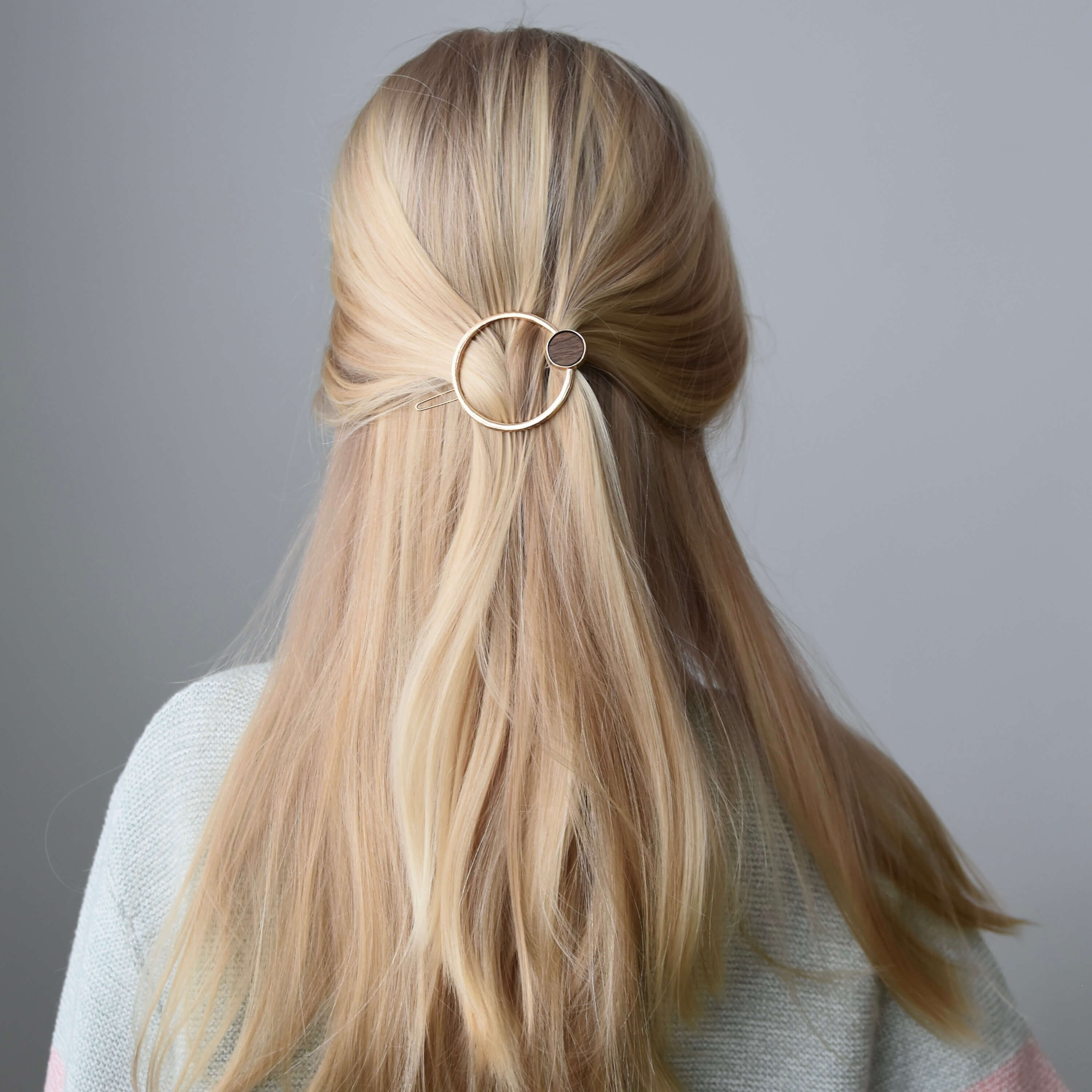 mini-barrettes dorées au design simple et minimaliste. Accessoires cheveux