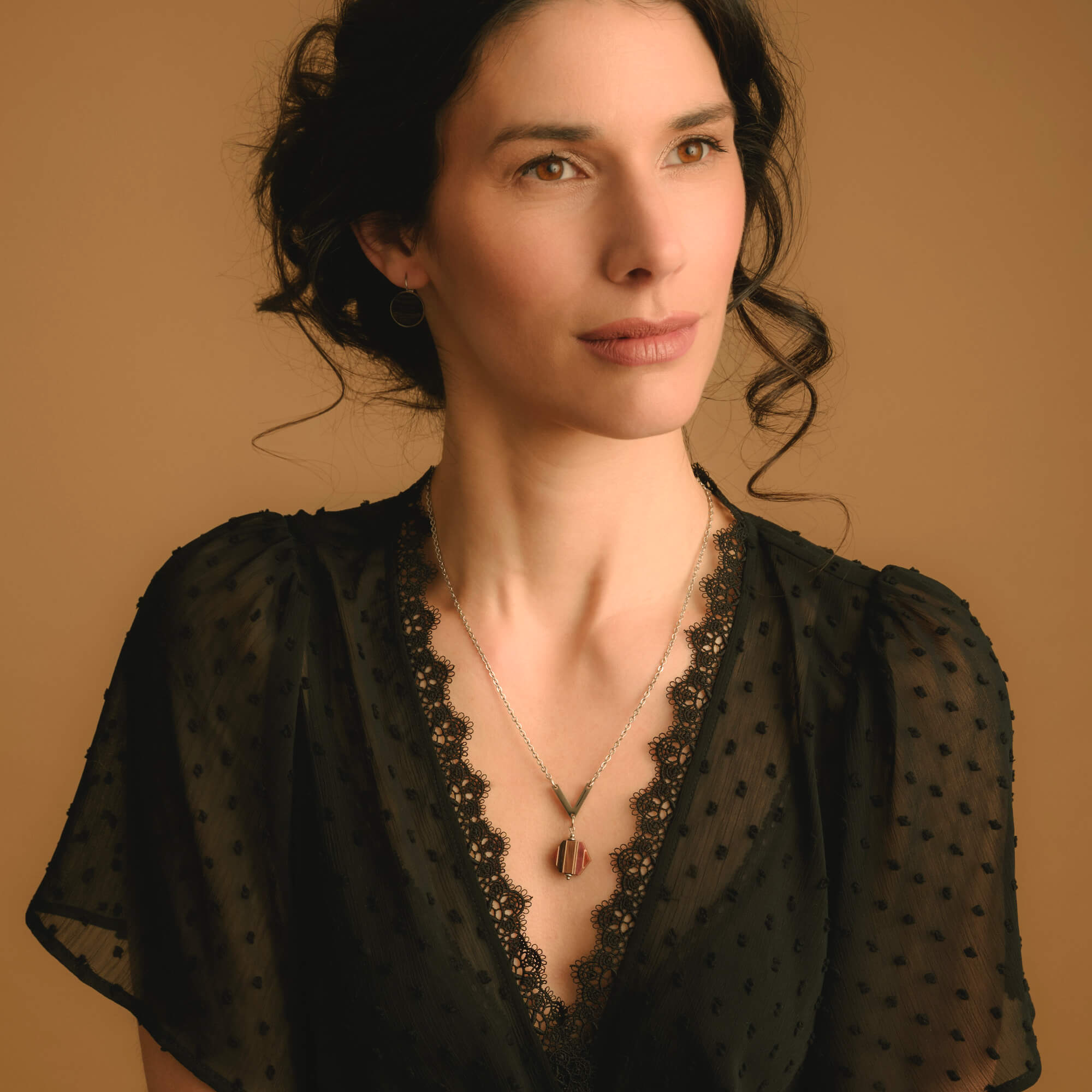 collier médaillon pour femme, bijoux en bois artisanal