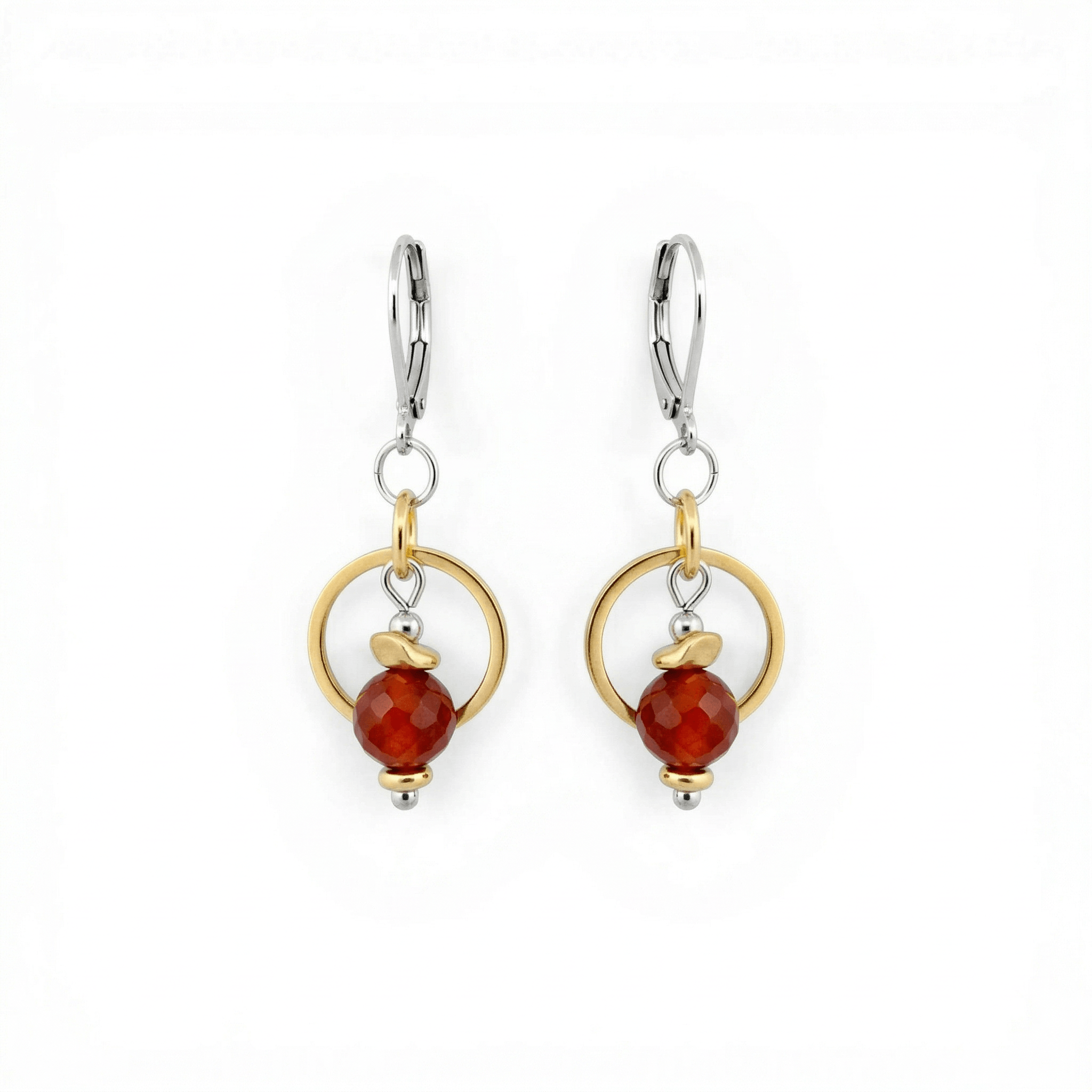 Femme portant des boucles d'oreilles pendantes en agate rouge avec cercle doré, bijou artisanal fait main au Québec