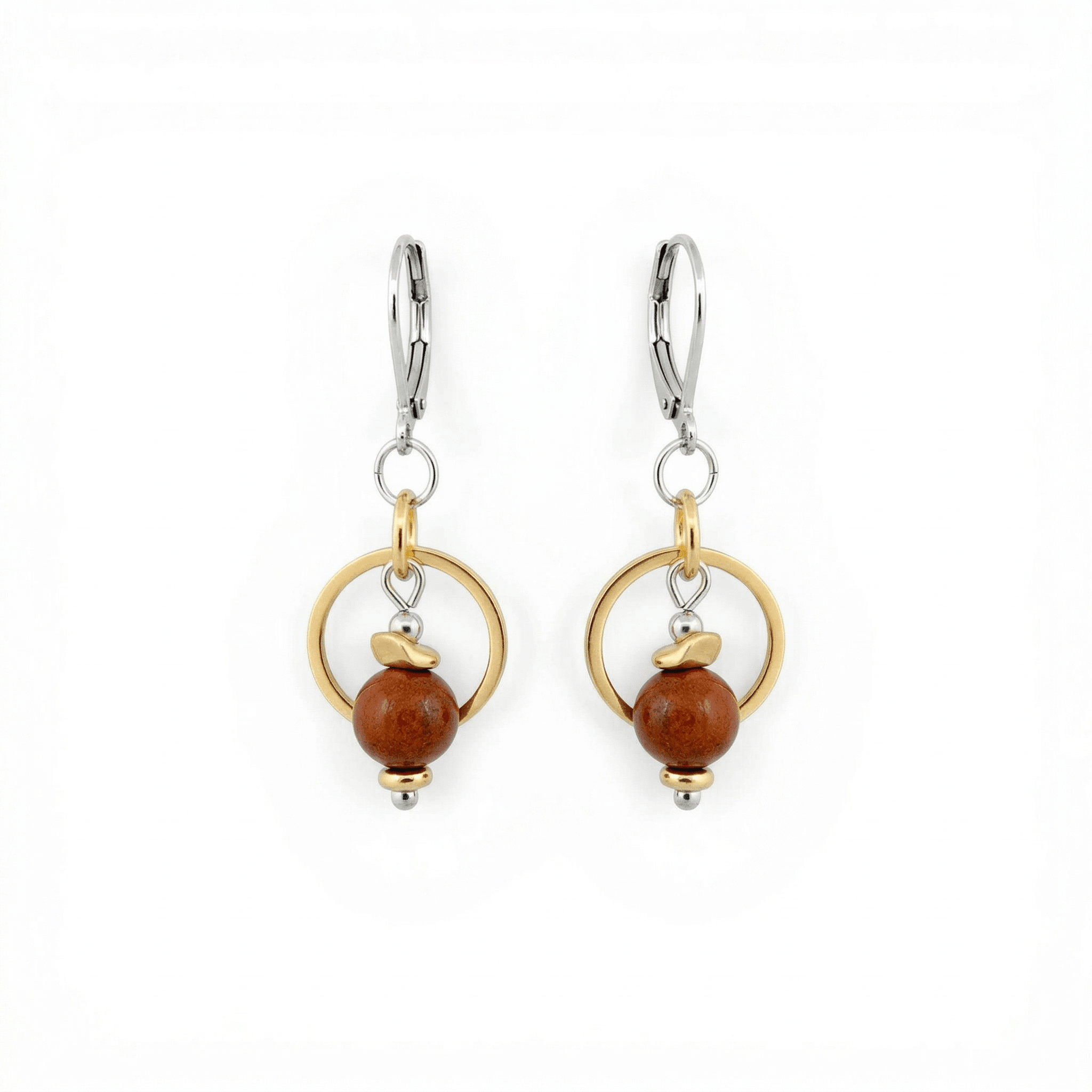 Femme portant des boucles d'oreilles pendantes avec agate rouge avec cercle doré, bijou artisanal fait main au Québec