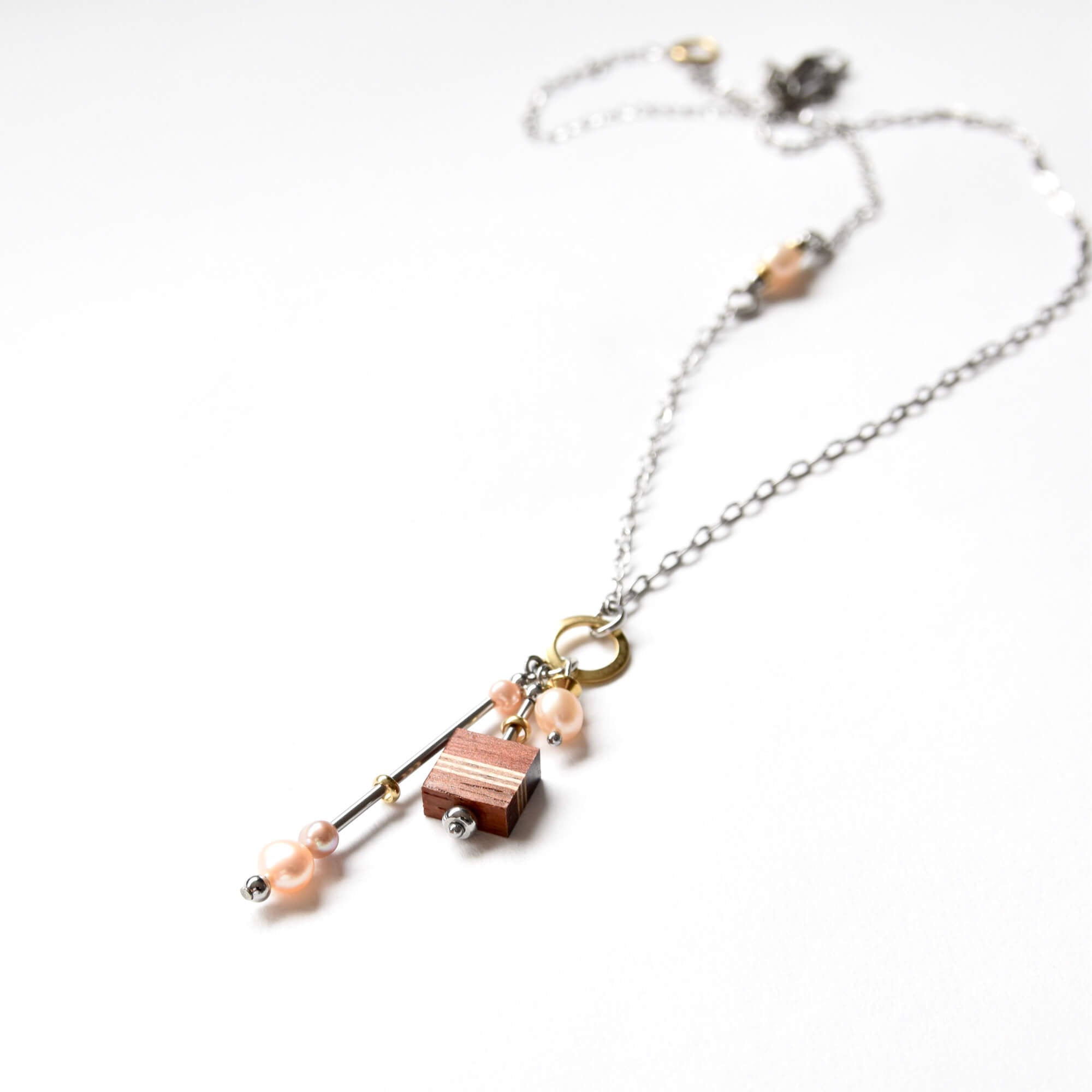 Delicate necklace with pearls