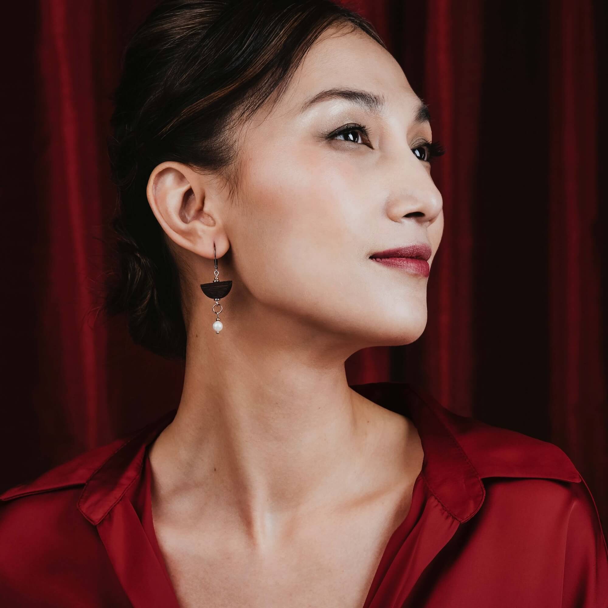 Boucles d’oreilles artisanales du Québec en bois, faites main. Bijoux légers, élégants et uniques