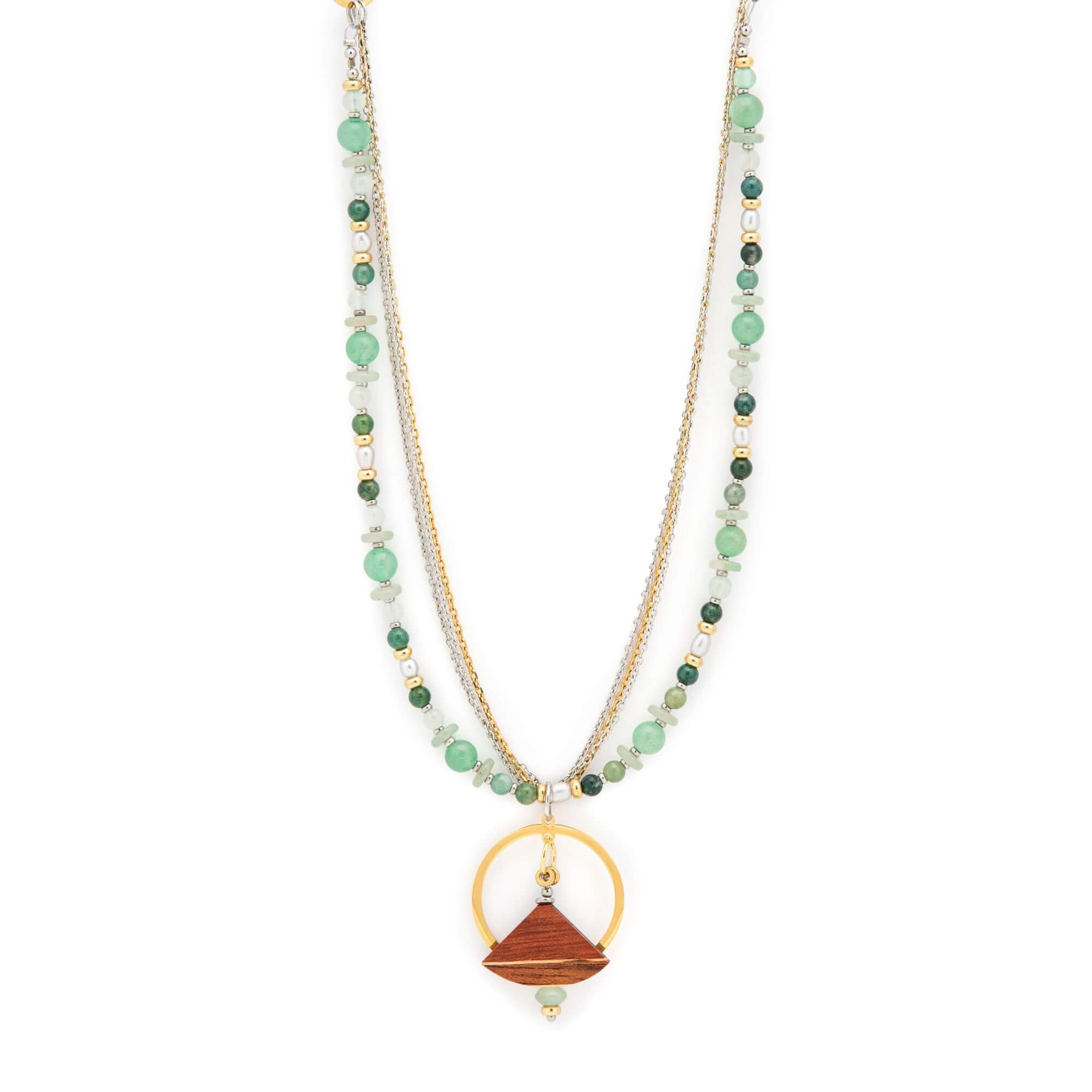 Collier multi-rang Isabelle Ferland en bois et perles d'agate verte avec pendentif géométrique doré et argenté.
