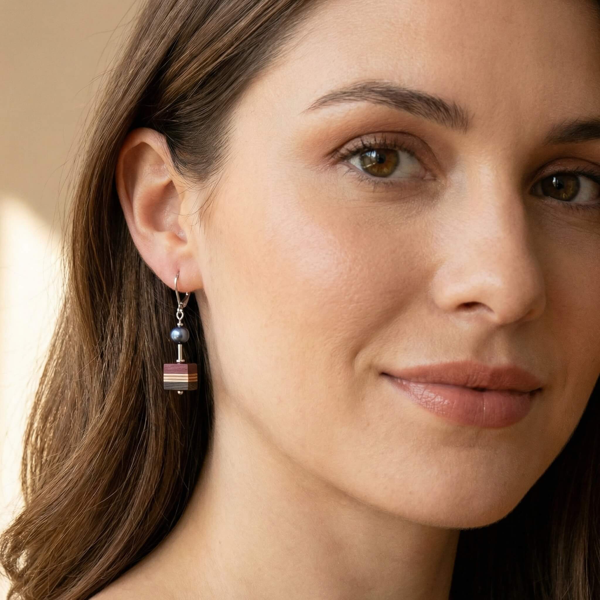 Boucles d’oreilles en bois et perle bleue faits main au Québec