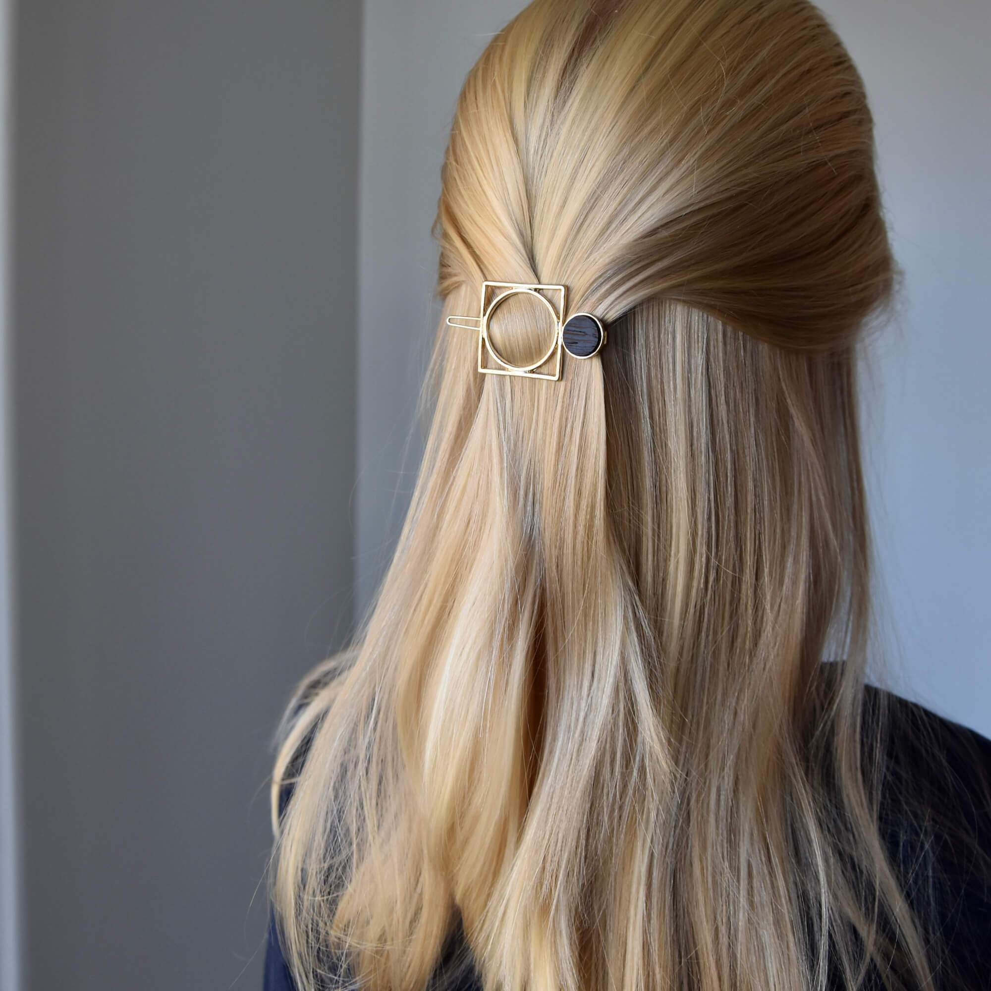 mini barrette dorée minimaliste fait main en bois au Québec