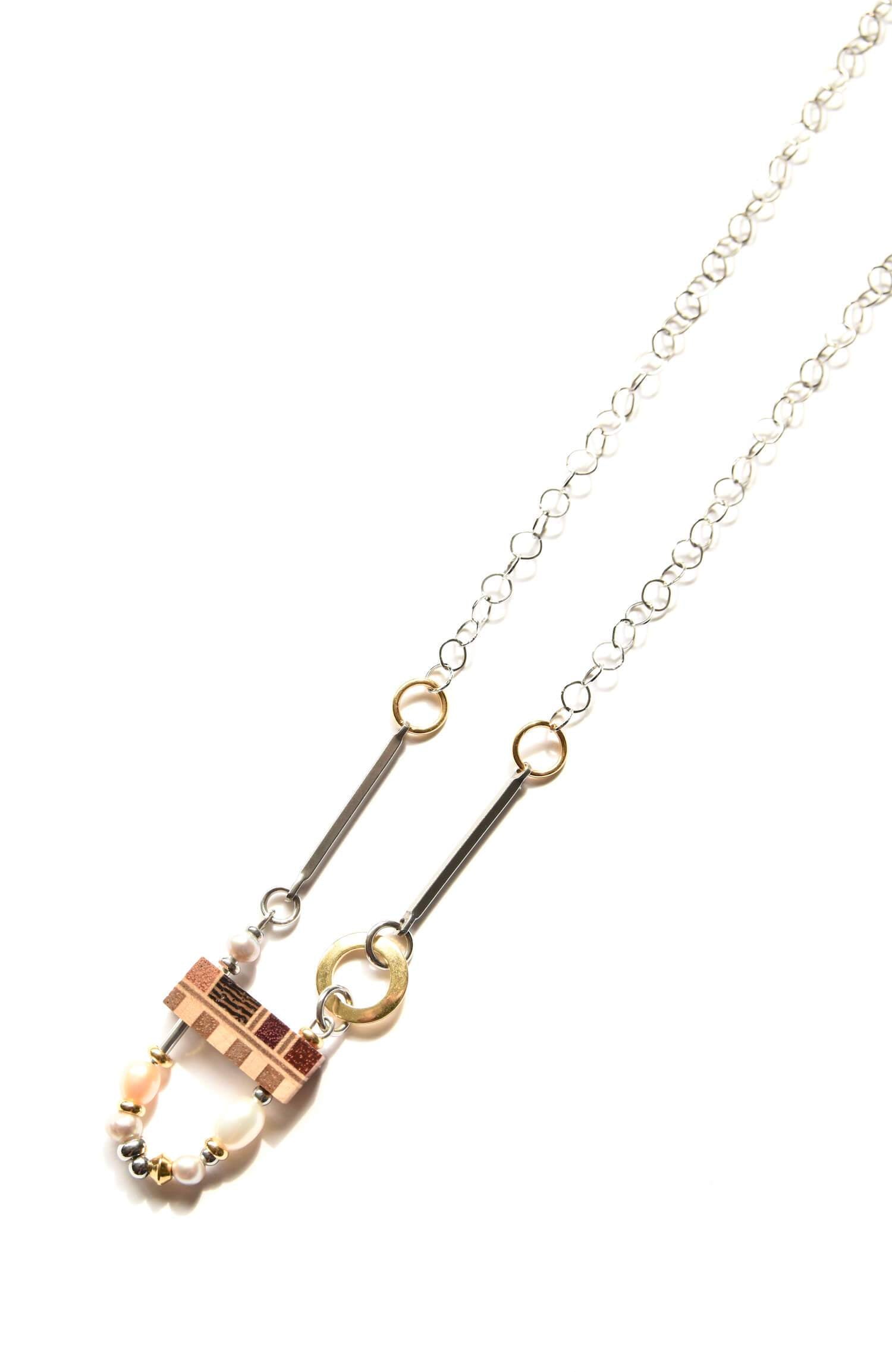 collier avec perles artisanal de la collection Solstice.