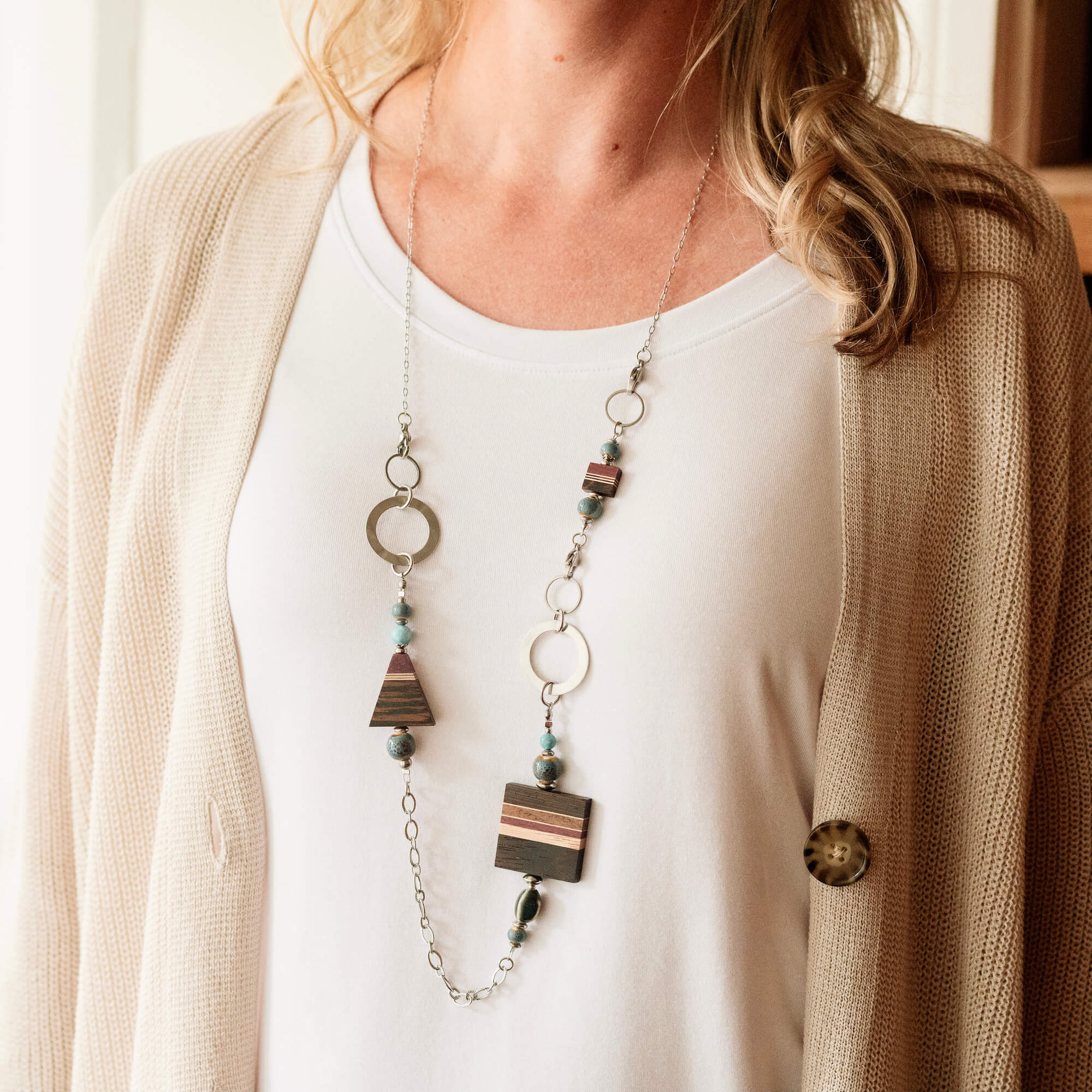 collier en bois long faits main au Québec