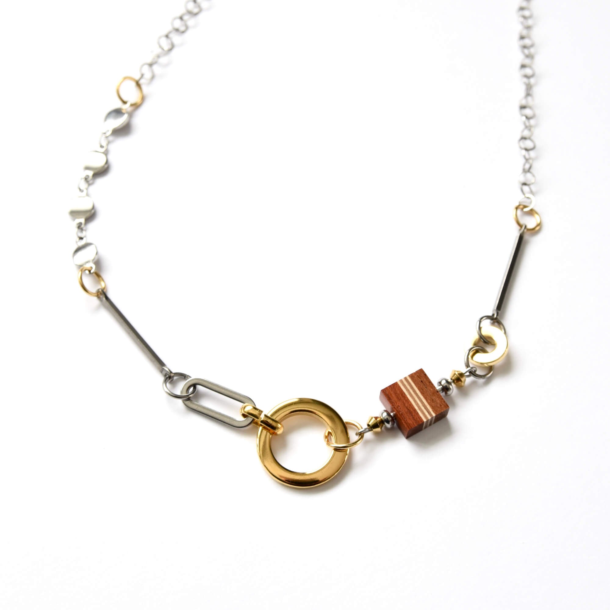 collier en bois en acier inoxydable fait au Québec par Isabelle ferland