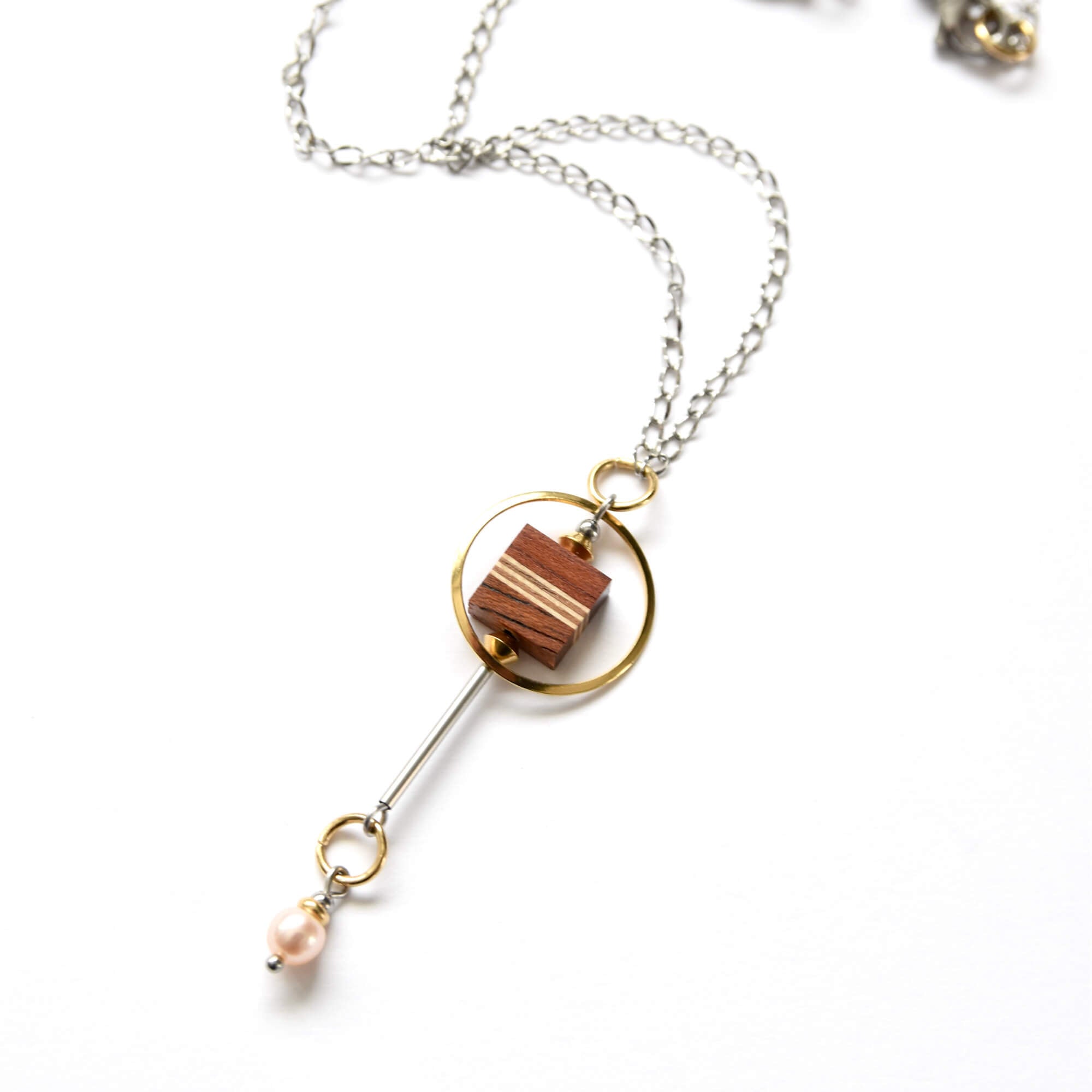 collier en bois fabriqué au Québec par Isabelle Ferland bijoux en bois