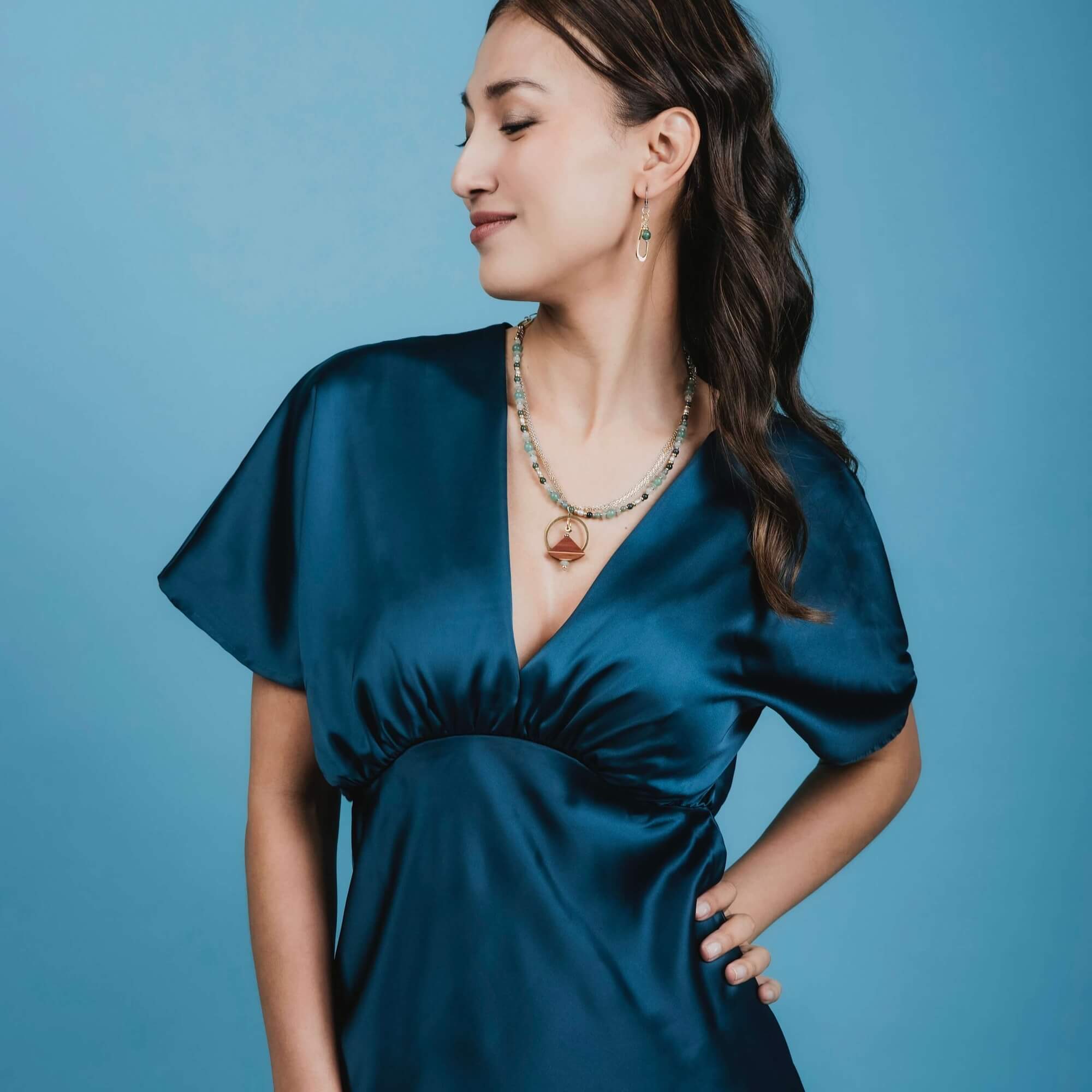 Mannequin portant un collier artisanal en bois et pierres semi-précieuses d'Isabelle Ferland sur une robe bleue