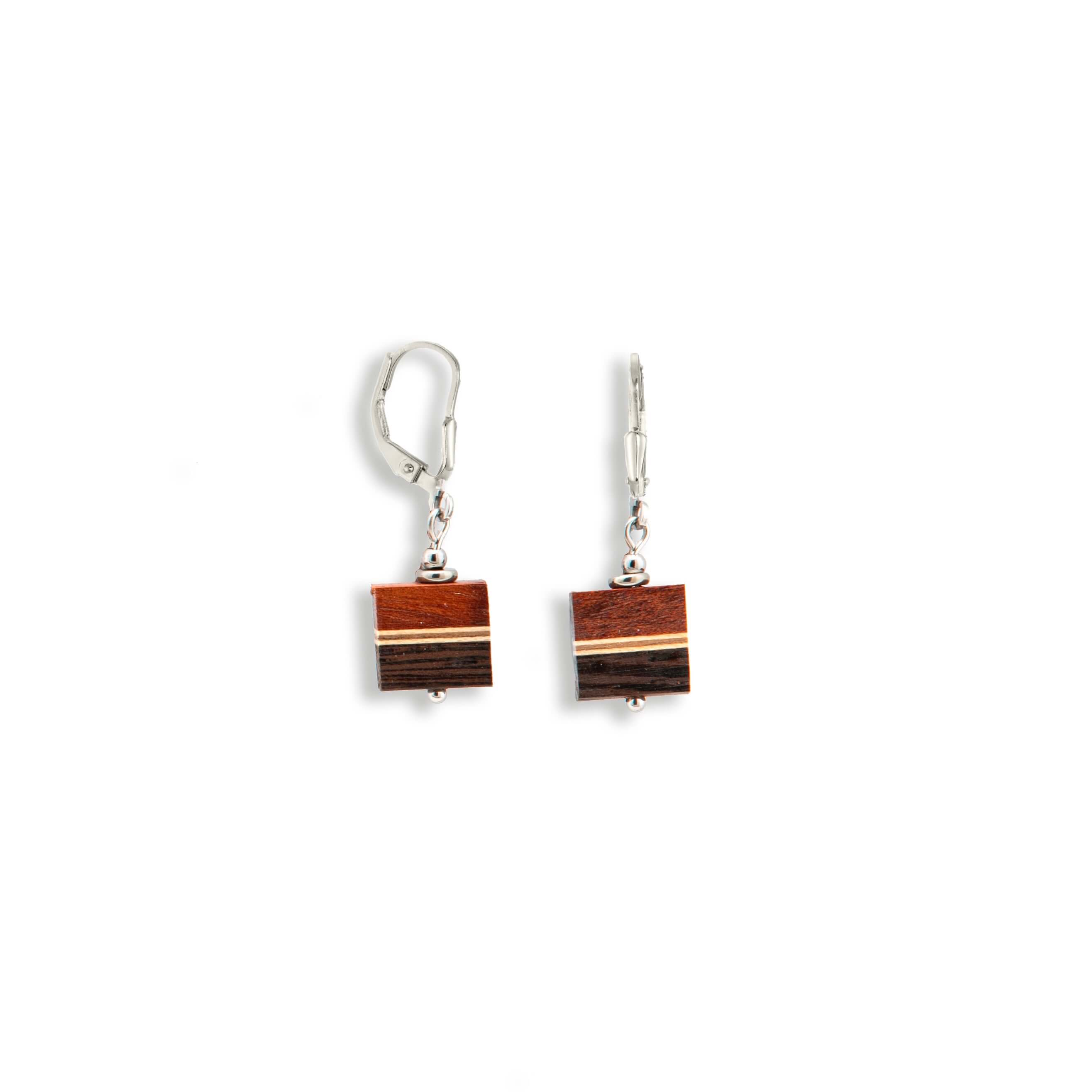 Short earrings with blue pearls