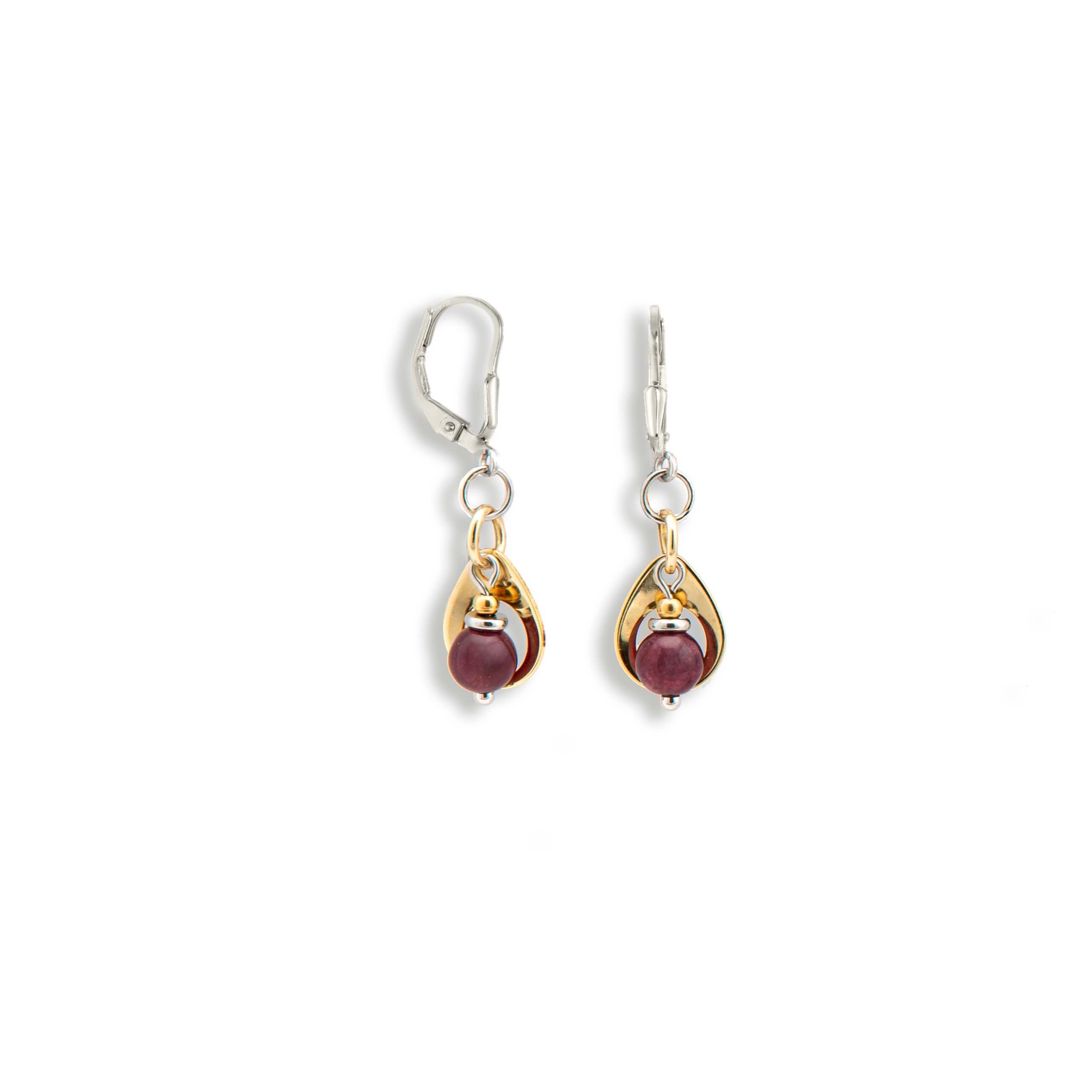 Boucles d'oreilles artisanales Braise — grenat naturel rouge bordeaux serti dans une monture dorée en forme de goutte, crochet en acier inoxydable argenté, faites à la main à Québec par Isabelle Ferland Bijoux