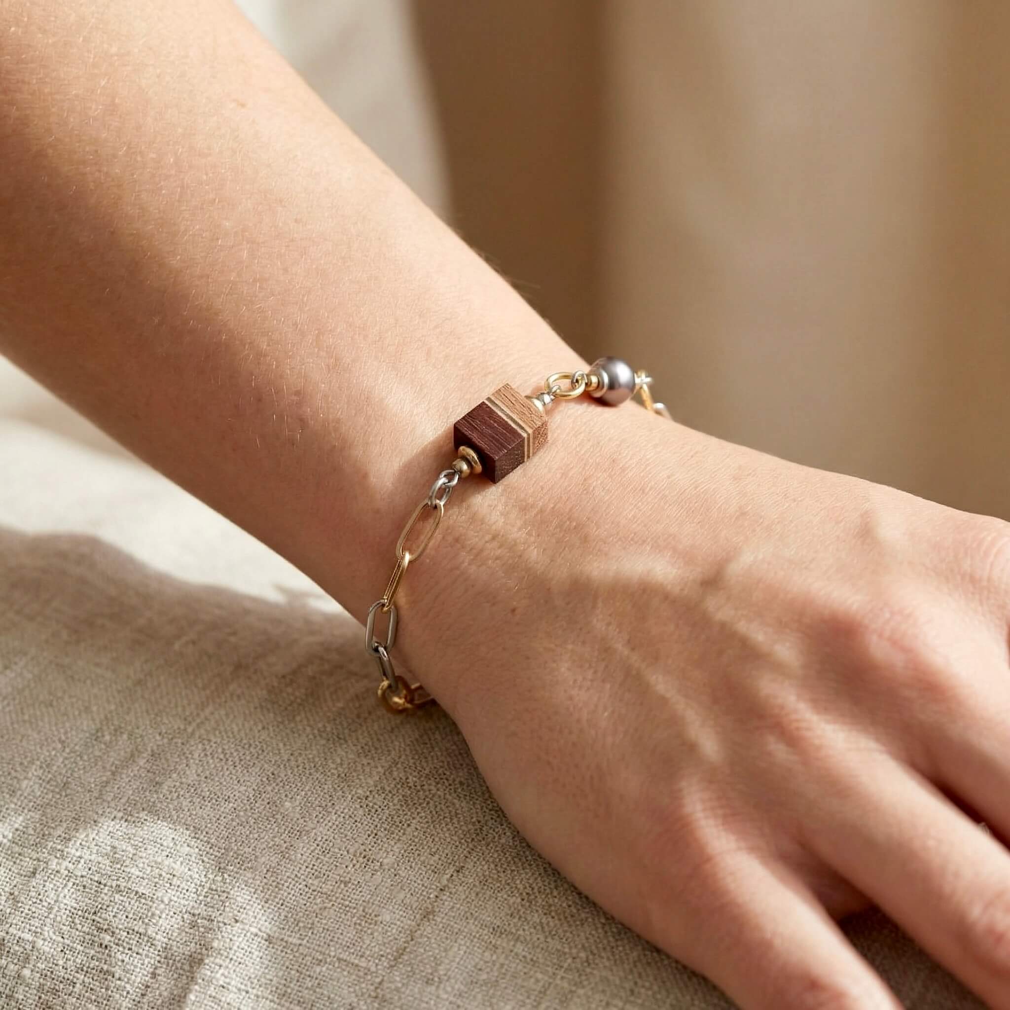 Bracelet Mosaïque de Bois et Perle d'Eau Douce – création Artisanale