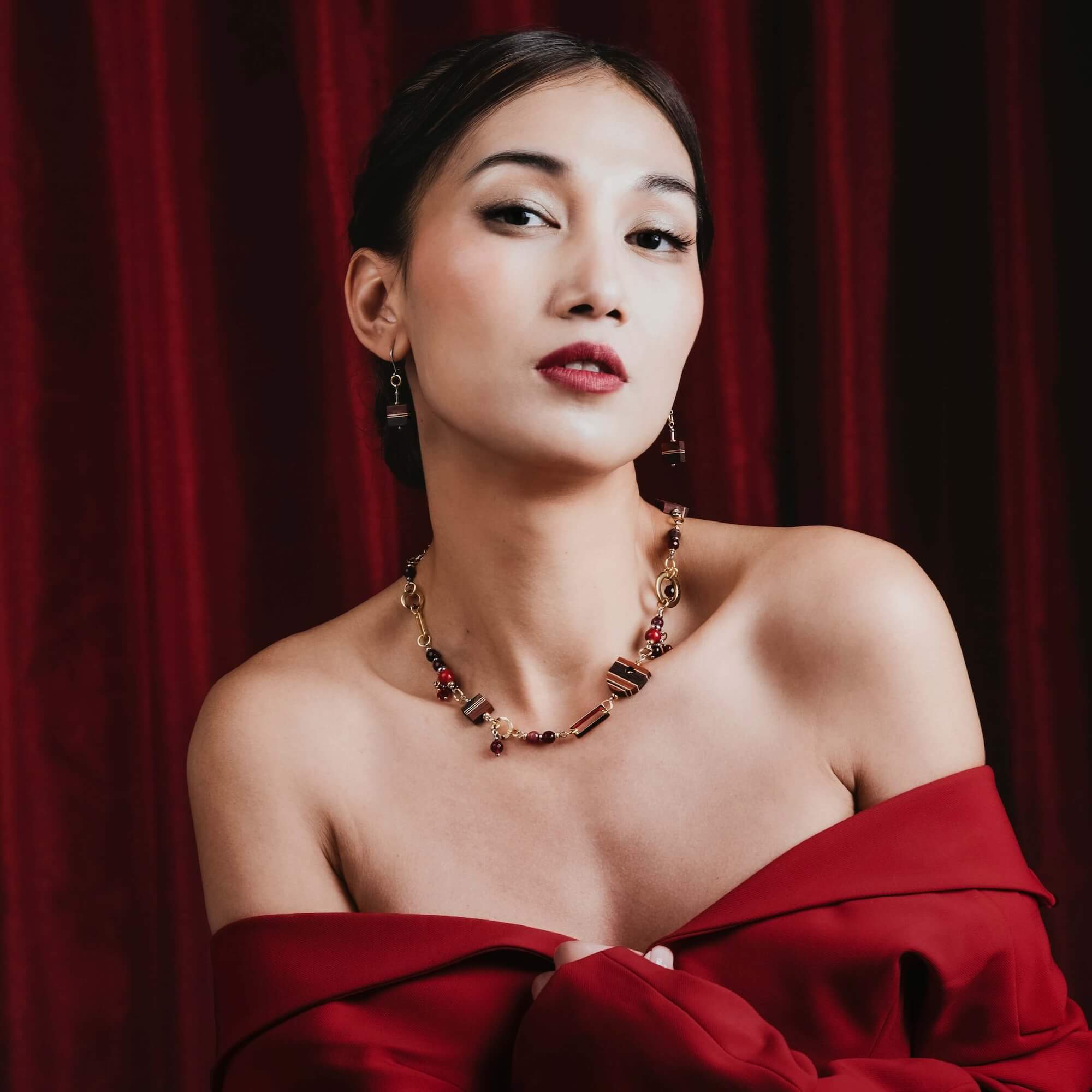 collier tendance 2026, collier rouge et or pour femme, bijoux artisanal québécois