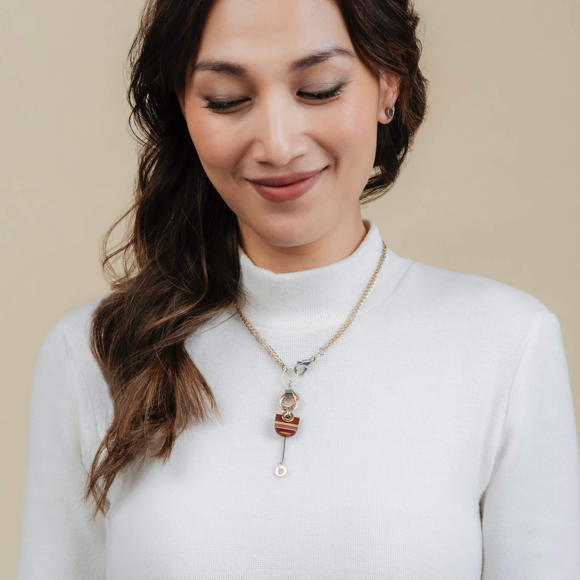 Collier artisanal femme avec pendentif rayé bordeaux sur chaîne en acier inoxydable argent— Bijoux faits main, atelier Isabelle Ferland, Québec, Canada