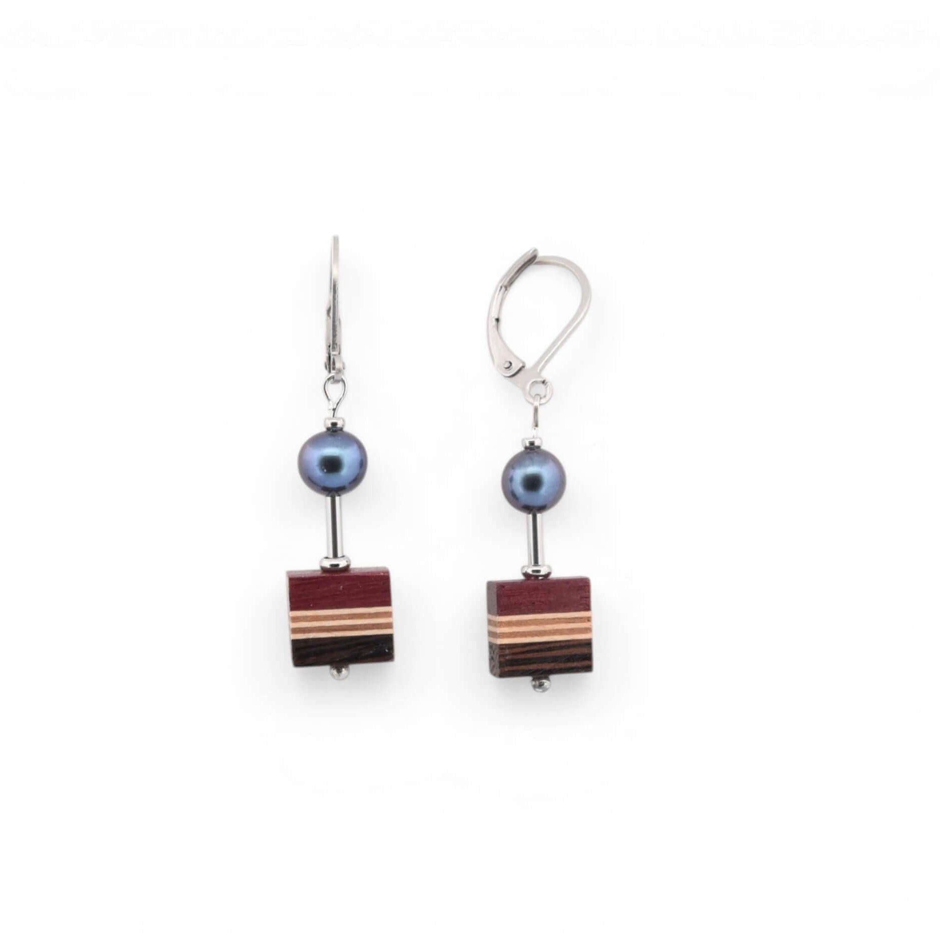 Boucles d’oreilles en bois et perle bleue faits main au Québec