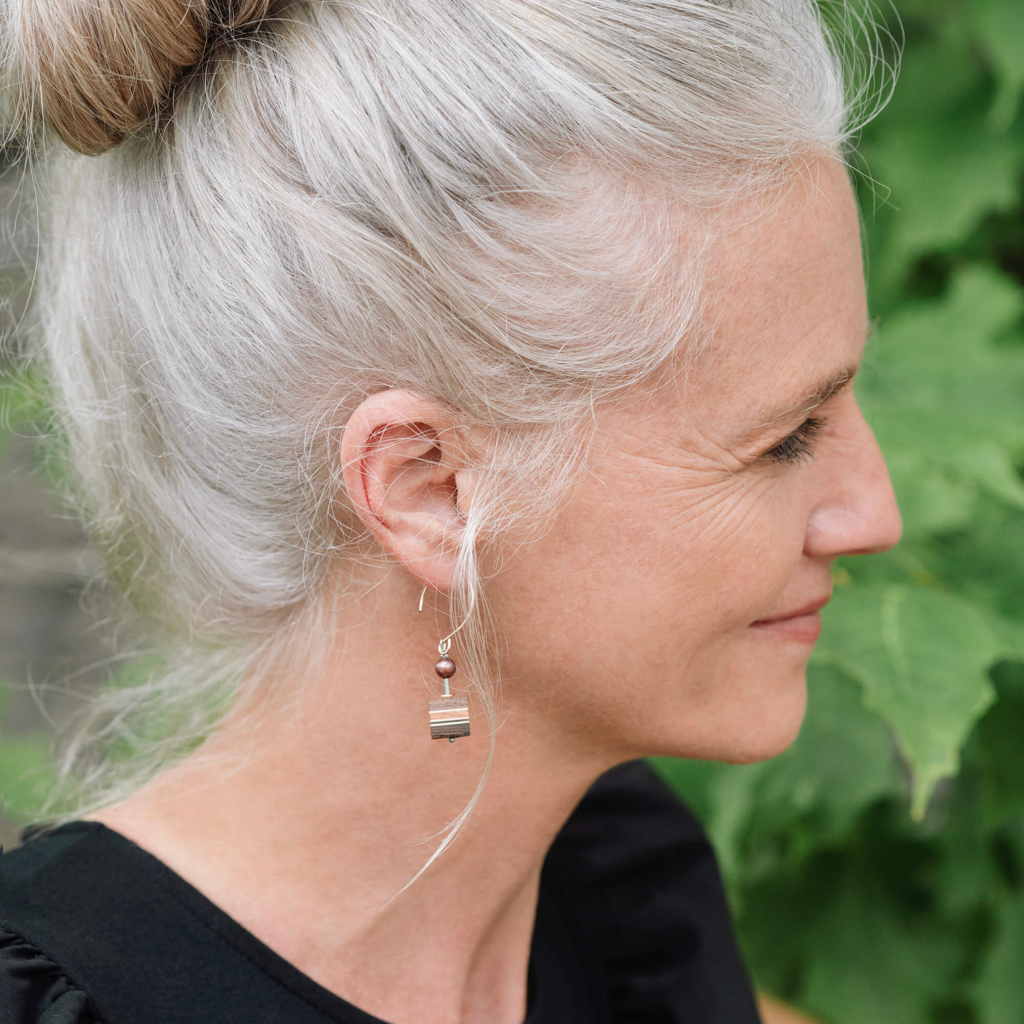 boucles en bois fabriqué au Québec par Isabelle ferland bijoux 