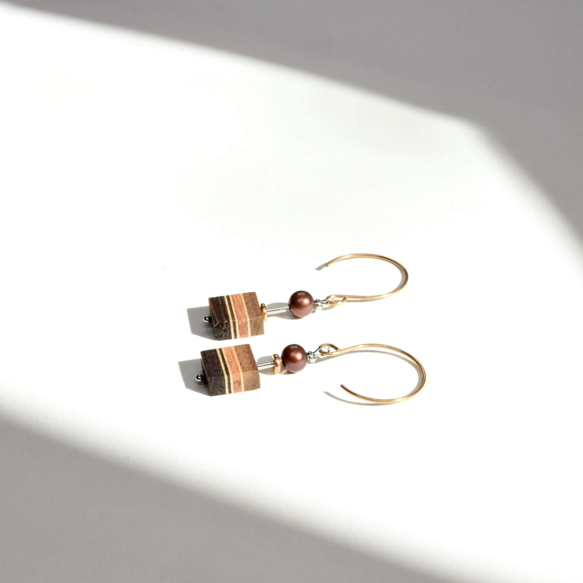 boucles en bois fabriqué au Québec par Isabelle ferland bijoux 